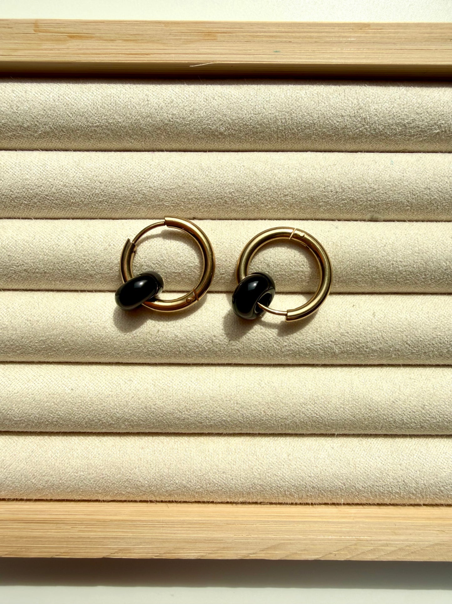 Mini Stone Circle – Ohrringe mit Donut Edelstein-Anhängern & Edelstahl 18k vergoldet