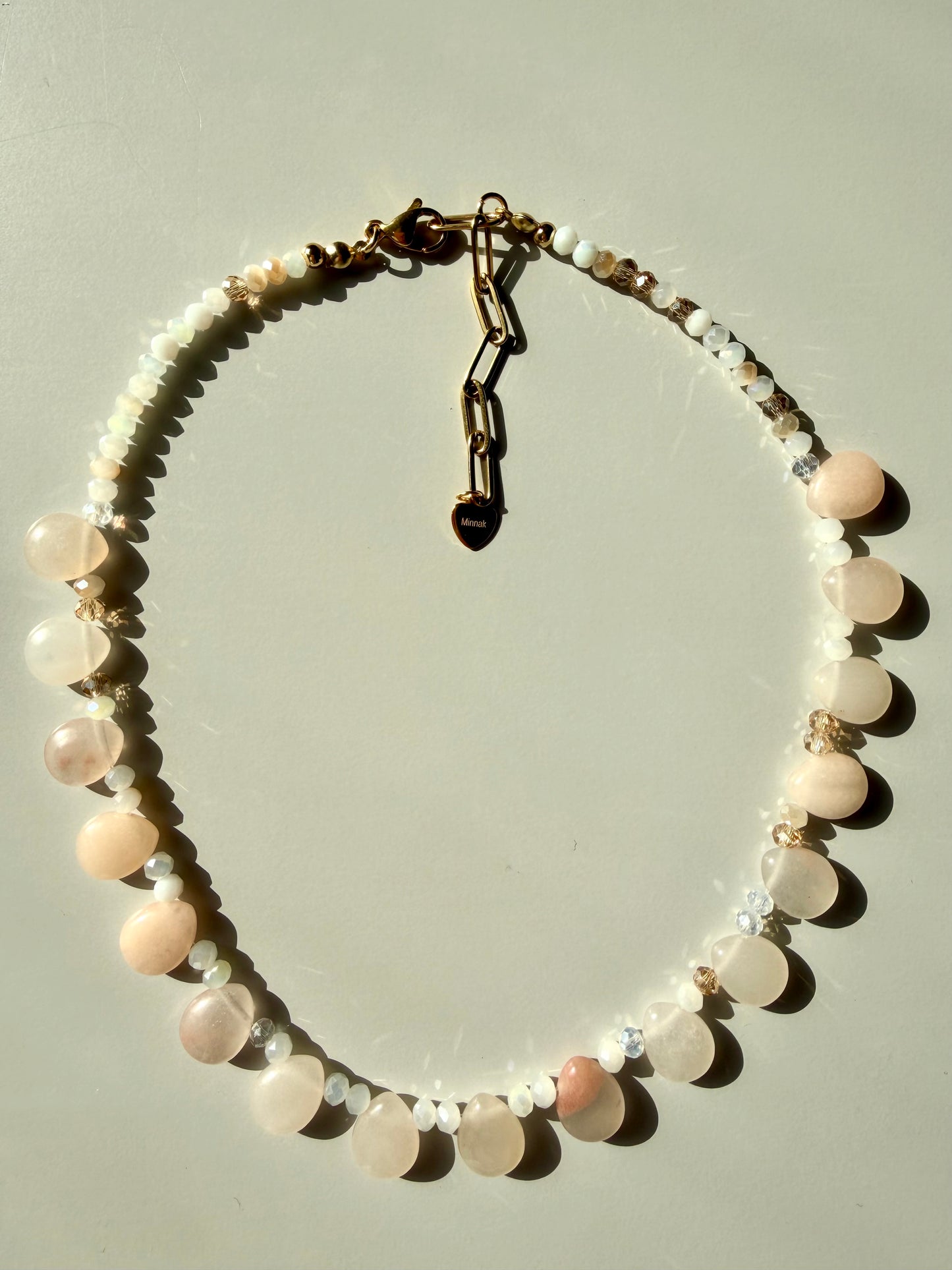 Peach Glow – Edelstein Halskette mit Kristallakzenten – handgefertigt