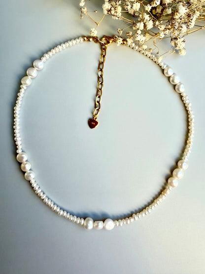 Pearl Essence – Süßwasserperlen Kette mit goldener Gliederkette – handgefertigt