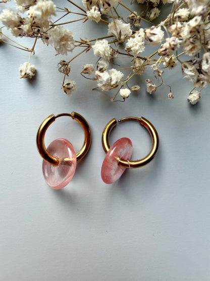 Stone Circle – Gold-plated hoop earrings with natural stone donut pendants – handmade