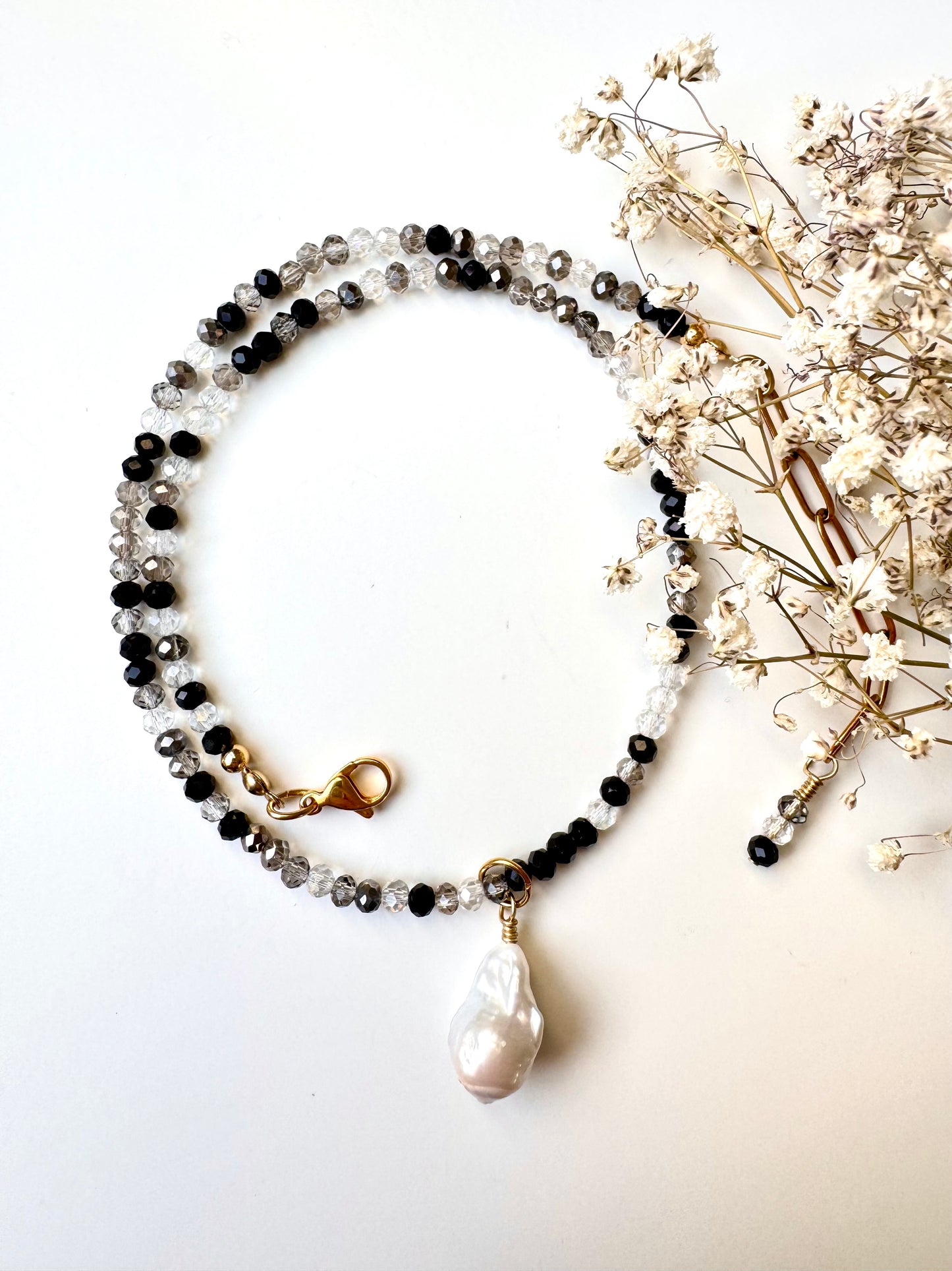Halskette mit schwarzen & transparenten Edelsteinperlen und Barockperle