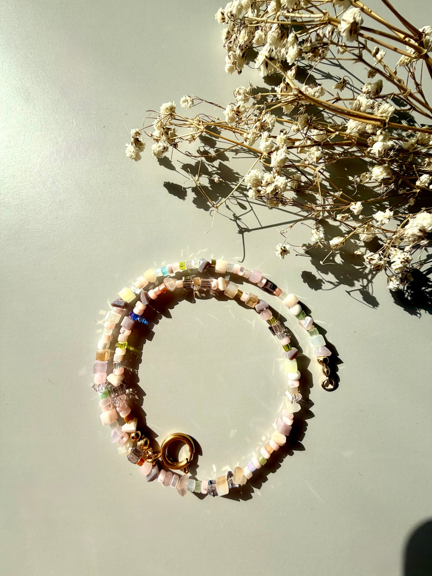 Blush Glow – Zarte Pastell Perlenkette mit Kristallakzenten – handgefertigt