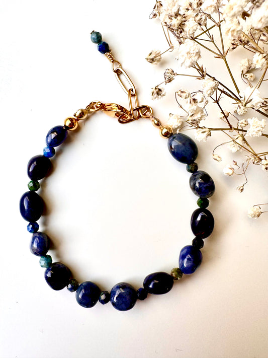 Armband aus Sodalith & Lapislazuli mit 18k vergoldeten Details – handgefertigt