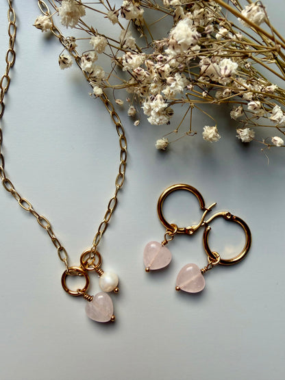 Rosea Heart – 18 k vergoldete Halskette mit Rosenquarz-Herz & Süßwasserperle – handgefertigt