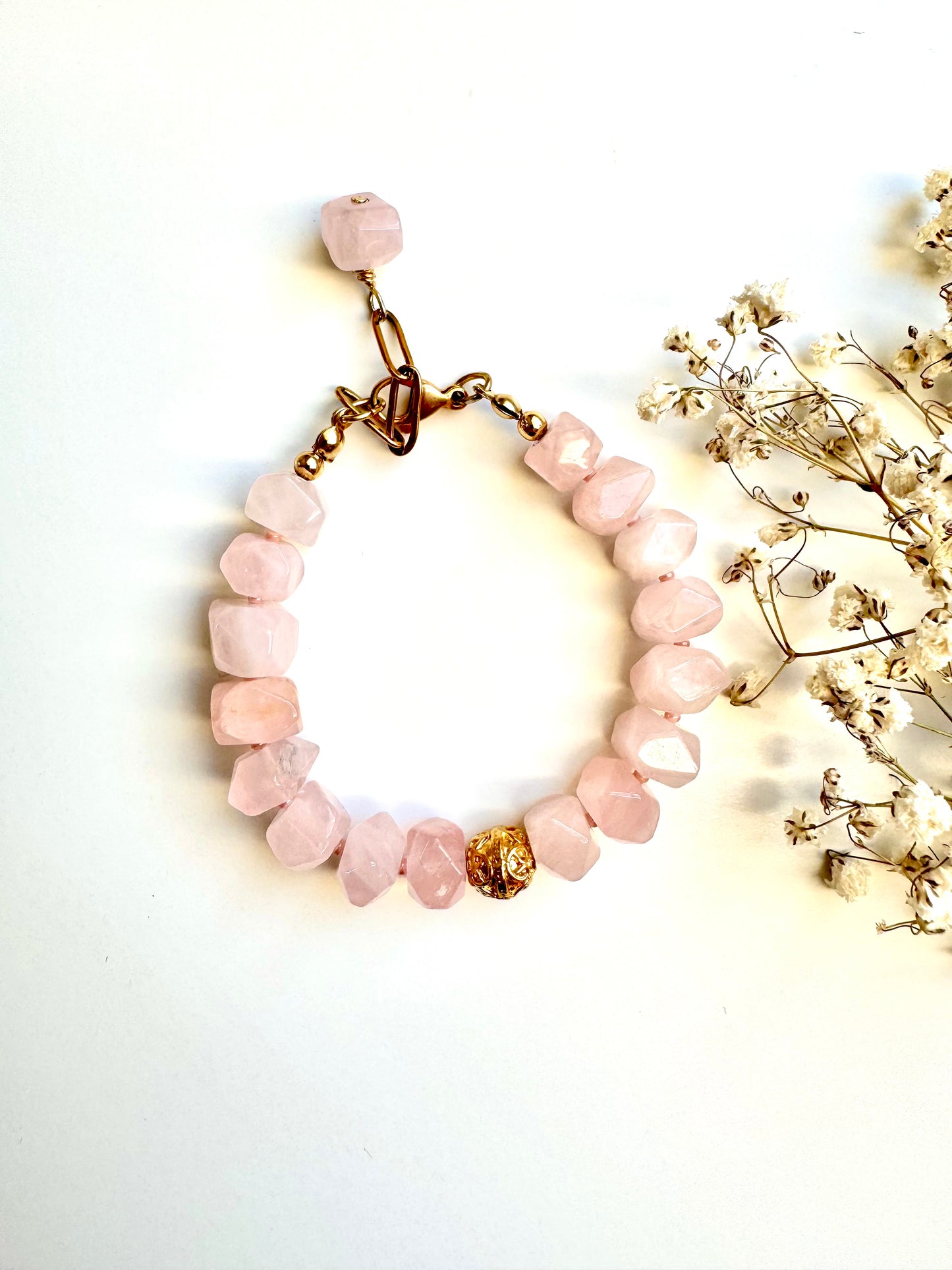 Rosenquarz-Armband • Facettierte Edelsteinperlen • Goldene Akzentperle • 18k vergoldet
