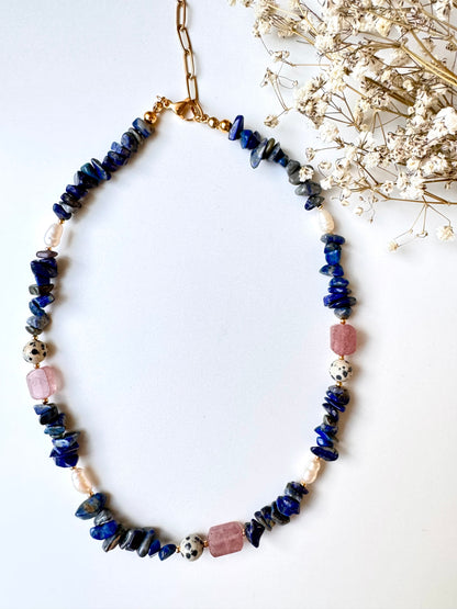 Edelstein-Halskette mit Lapislazuli, Dalmatiner-Jaspis & Rosenquarz