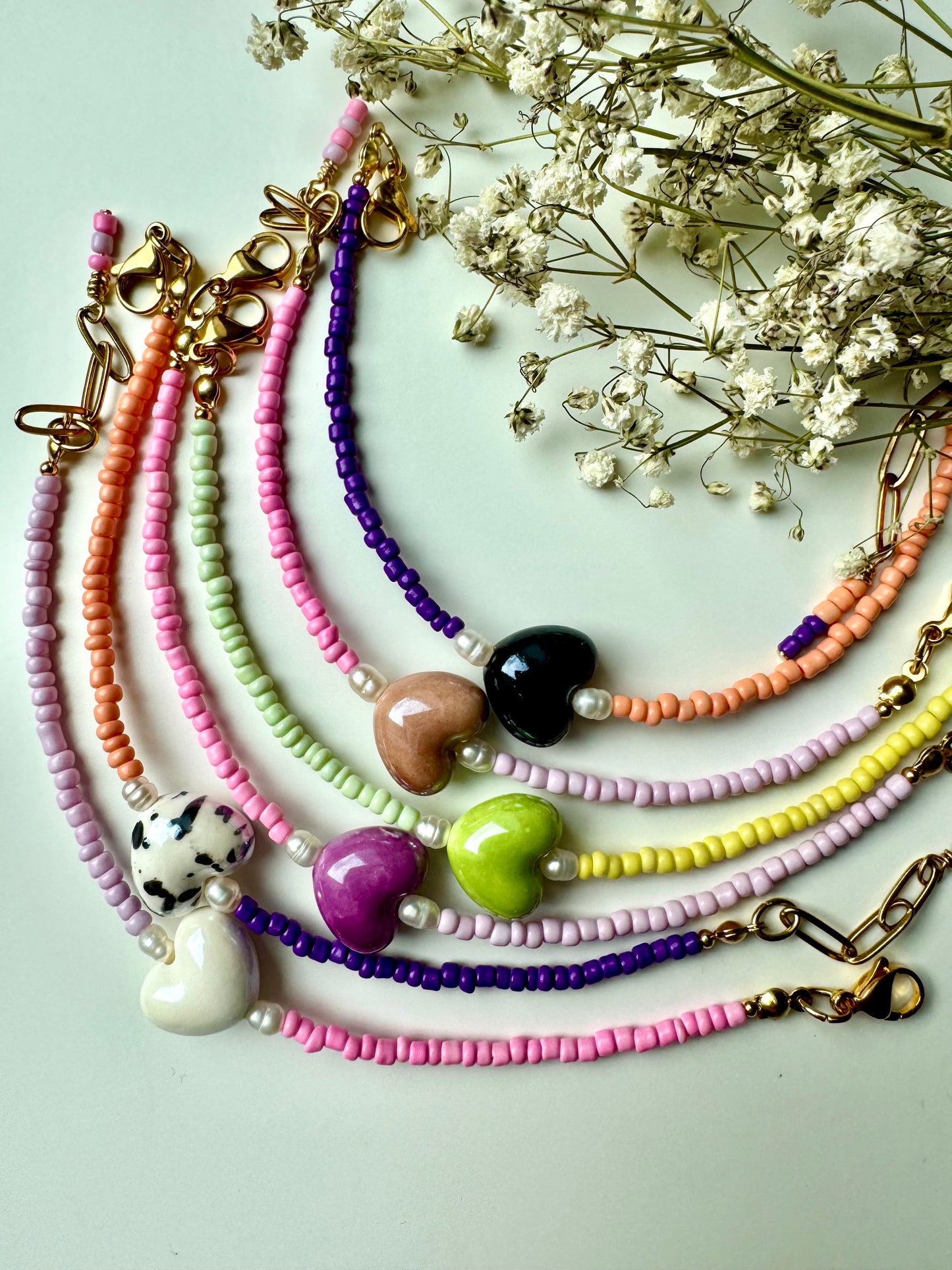 Rosa Miyuki-Perlenarmband mit Keramikherz & Süßwasserperlen – handgefertigt