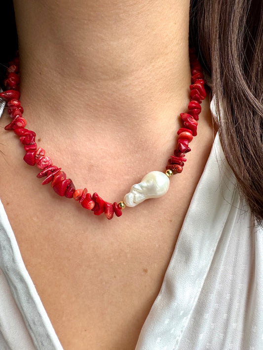Halskette mit roter Koralle & Barockperle