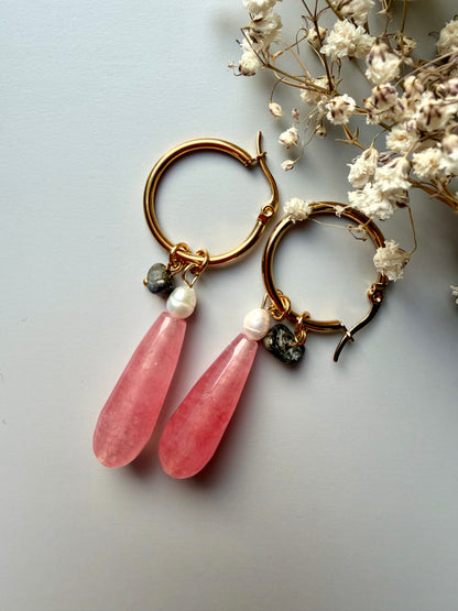 Stone Drip – Vergoldete Creolen mit Edelstein-Tropfen & Perlen – handgefertigt