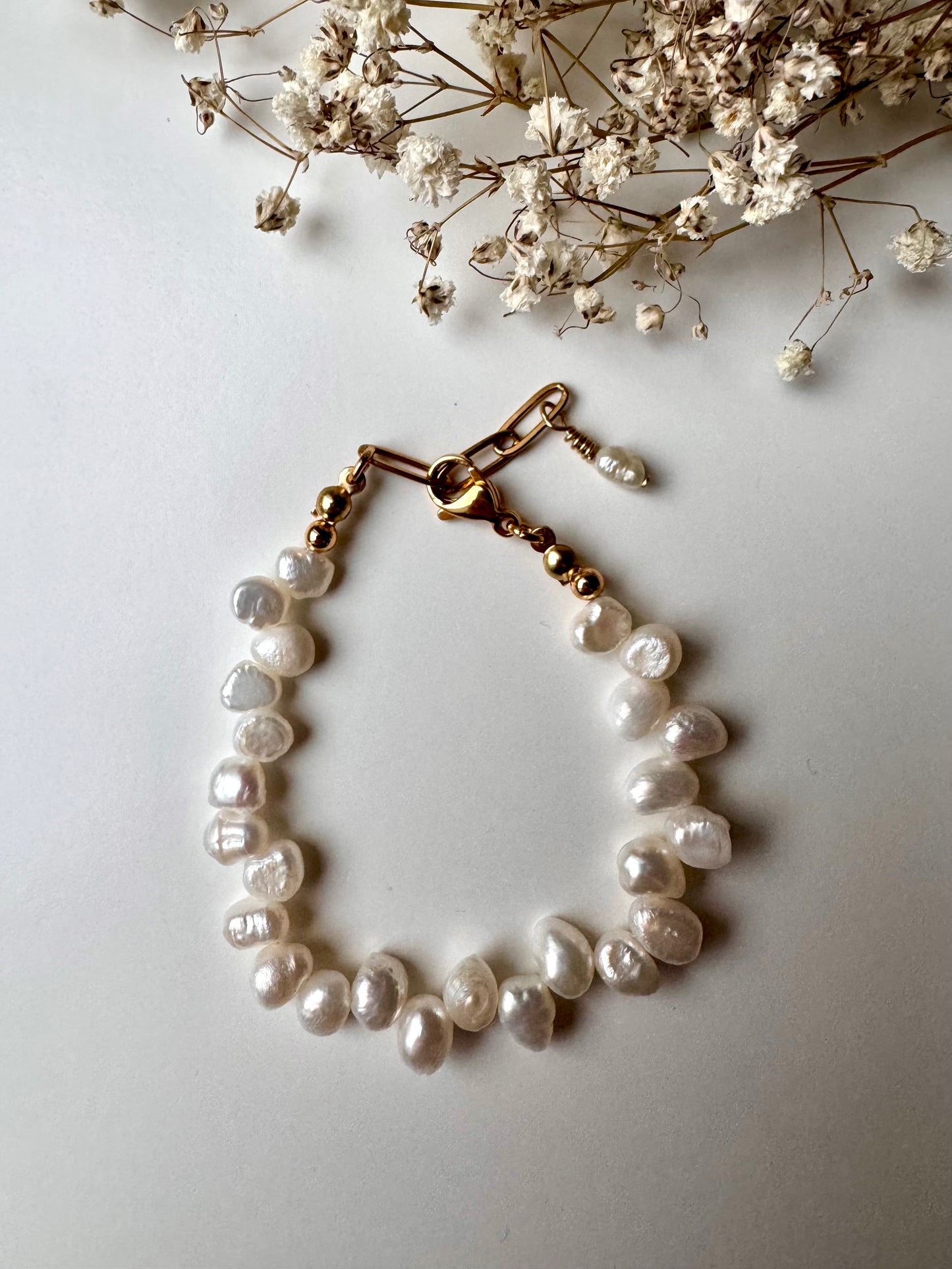 Pure Pearl – Armband aus natürlichen Süßwasserperlen & goldenen Details – handgefertigt