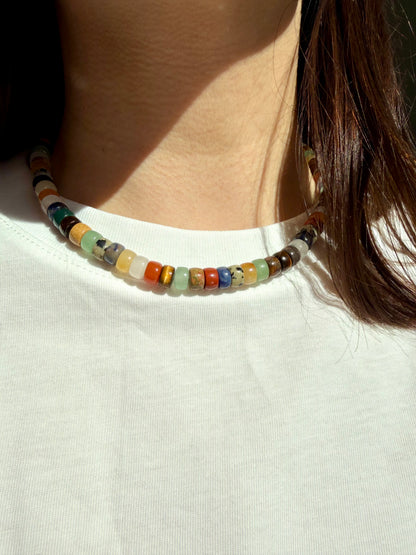 Renkia – bunte Edelstein Halskette mit Naturstein Mix & goldenen Details – handgefertigt
