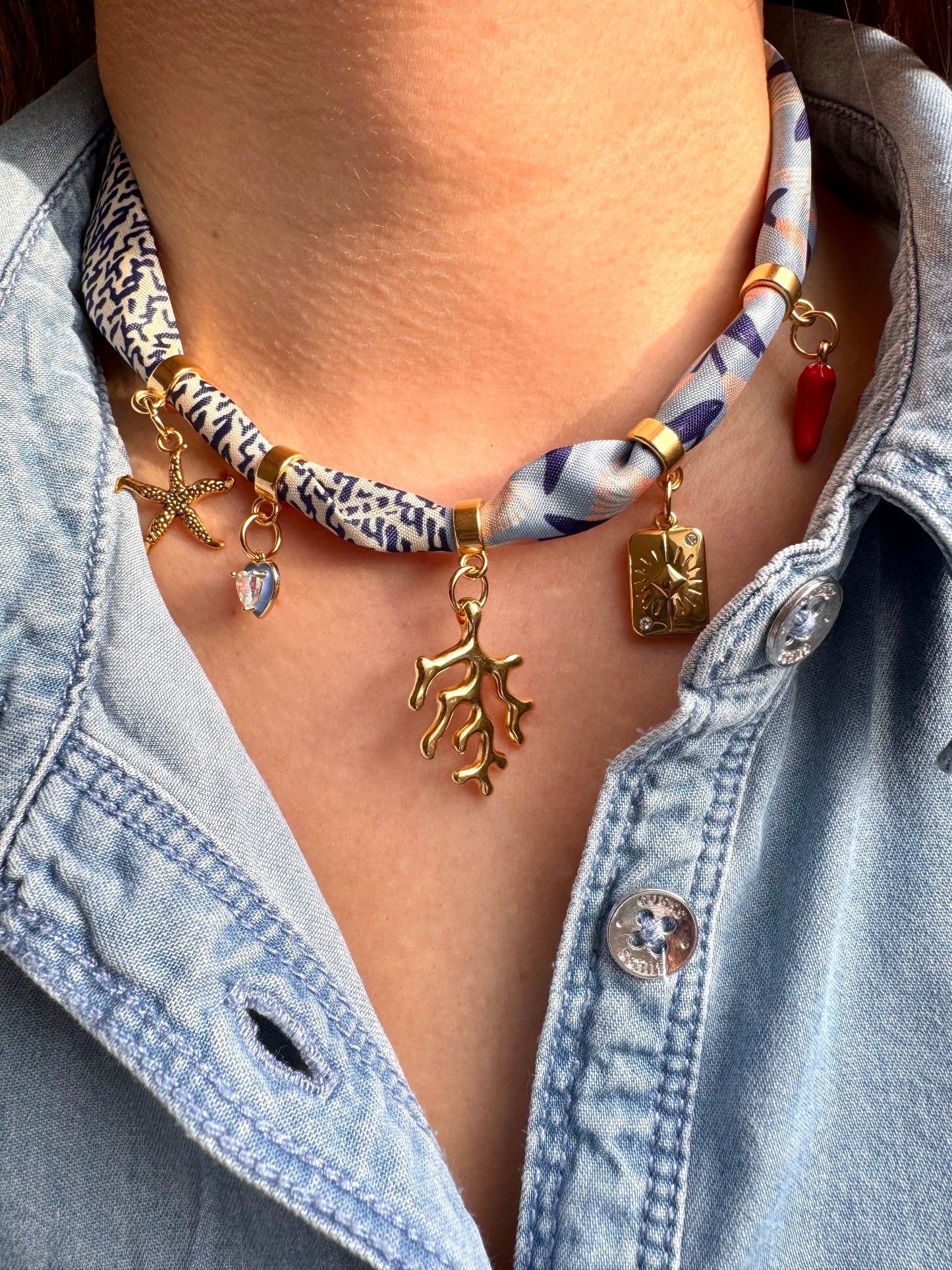 Charm-Bandana in Blau-Rot mit Meeres- & Herzanhängern • Seidentuch mit Gold-Charms