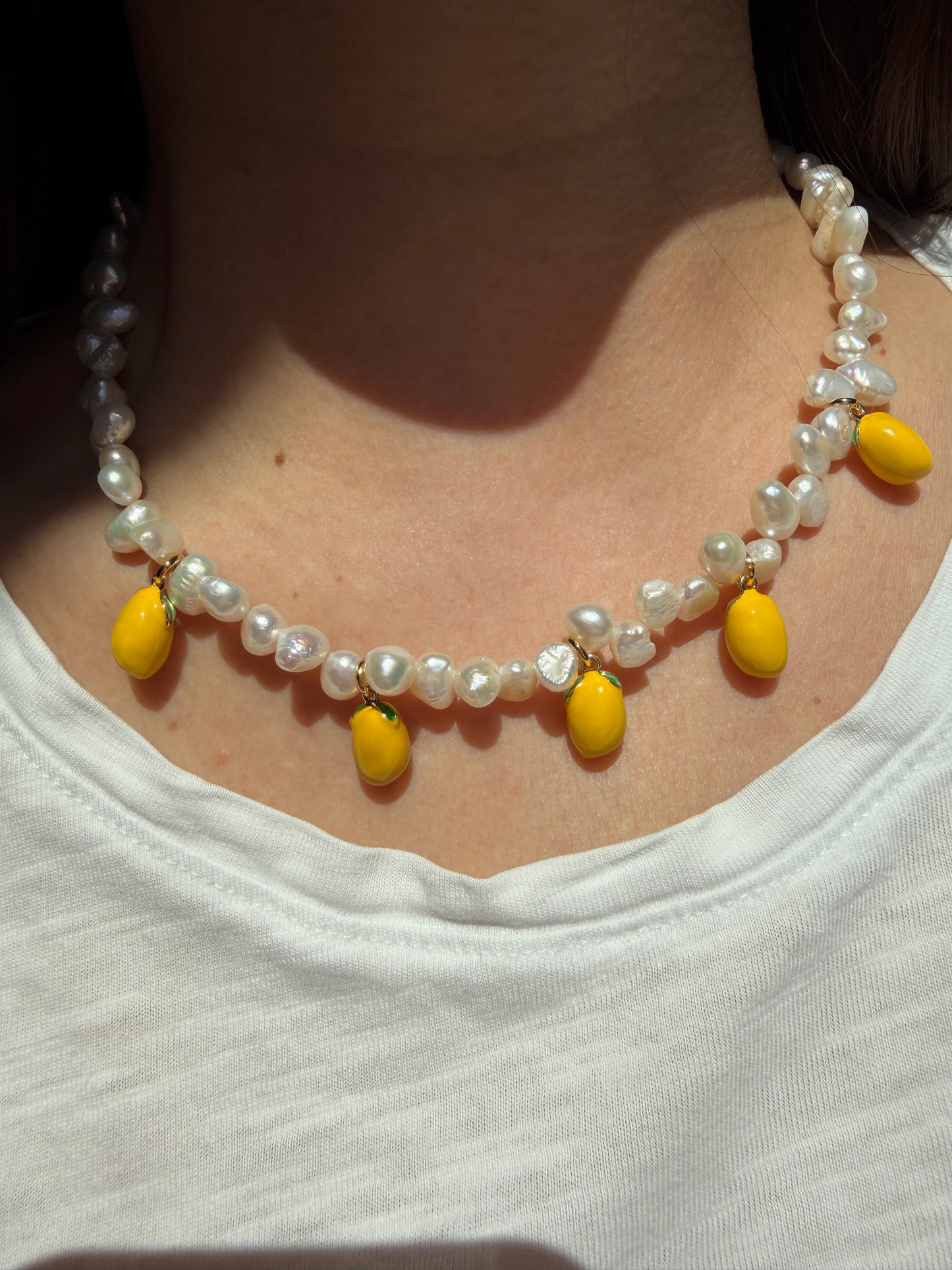 Lemon Pearl – Halskette mit Süßwasserperlen & Zitronen Anhängern – handgefertigt
