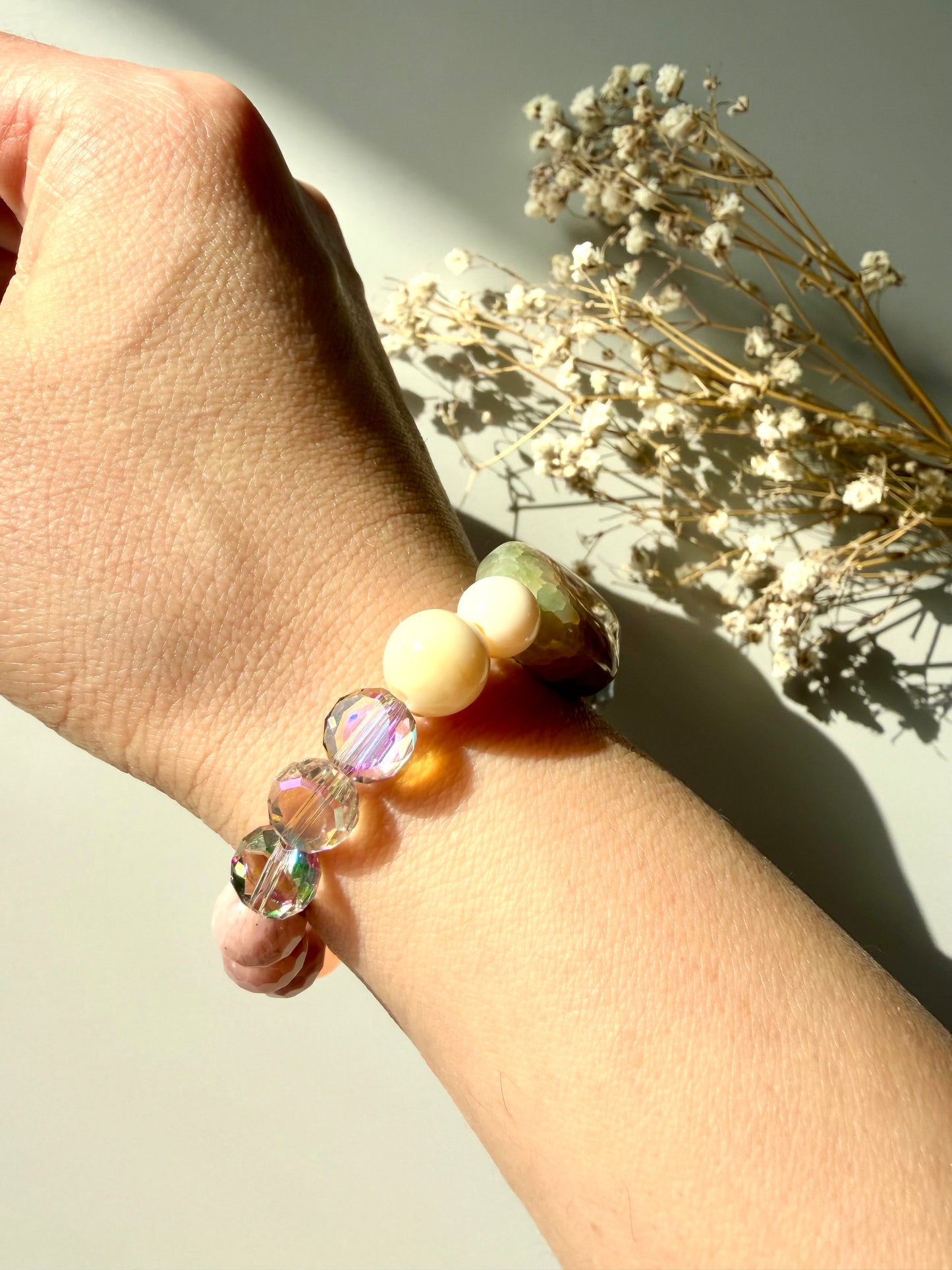 Soft Mosaic – Armband mit Keramik-, Acryl- und Glasperlen – handgefertigt