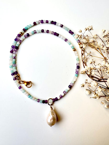 Pastellfarbene Edelstein-Kette mit Barockperle
