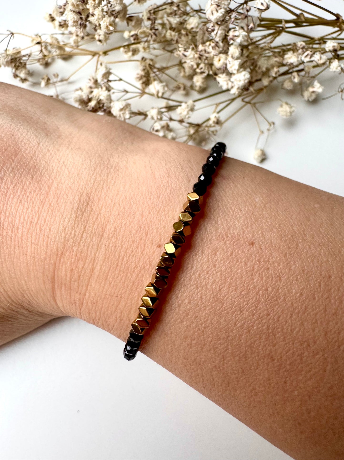 Midnight Edge – Armband aus schwarzen Kristallperlen & goldenen Hämatit-Details – handgefertigt