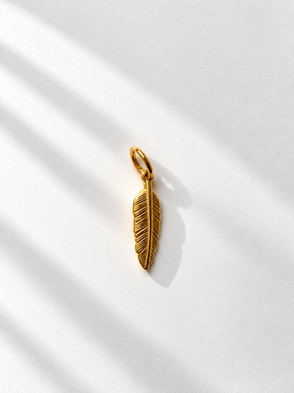Golden Feather – Feder-Charm für Mix & Match Creolen – Ansicht 2
