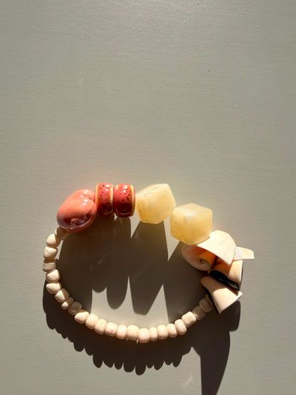 Shell Whisper – Statement Armband mit Keramik, Acryl & Muschel – handgefertigt