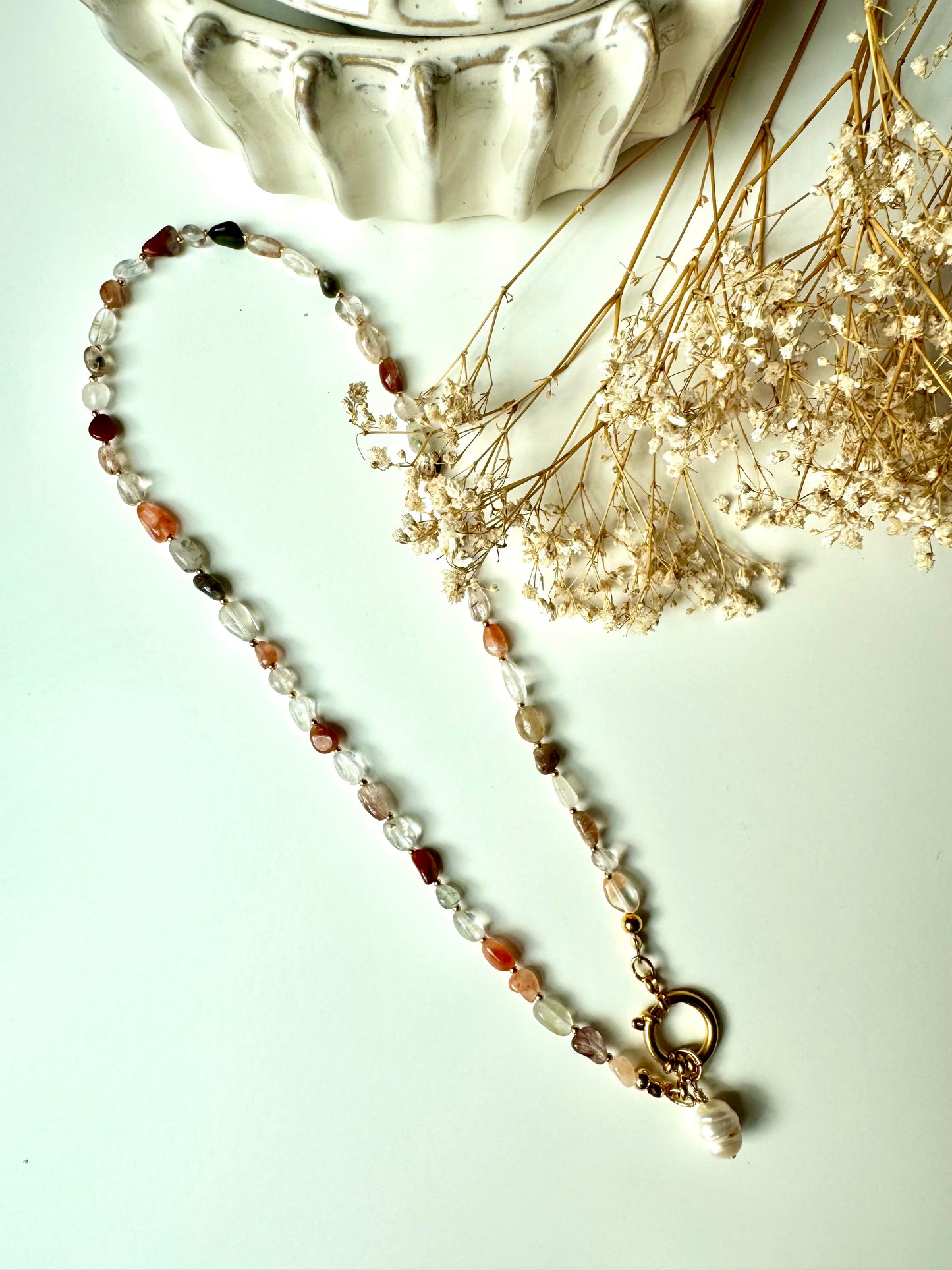 Quarzstein-Kette mit Barockperle & goldenen Details – handgefertigt