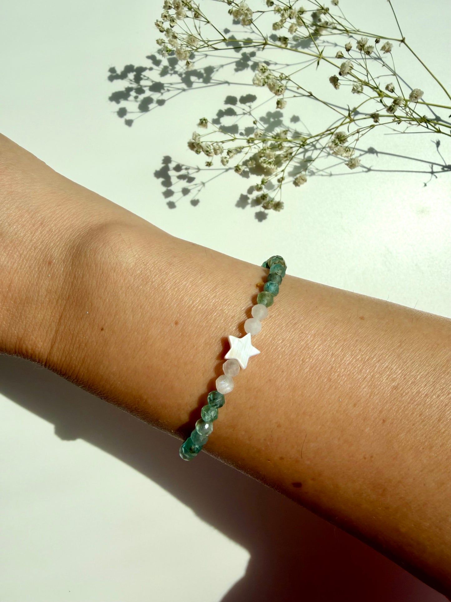 Sea Star Armband mit Aquamarin, Mondstein & Muschelstern – handgefertigt