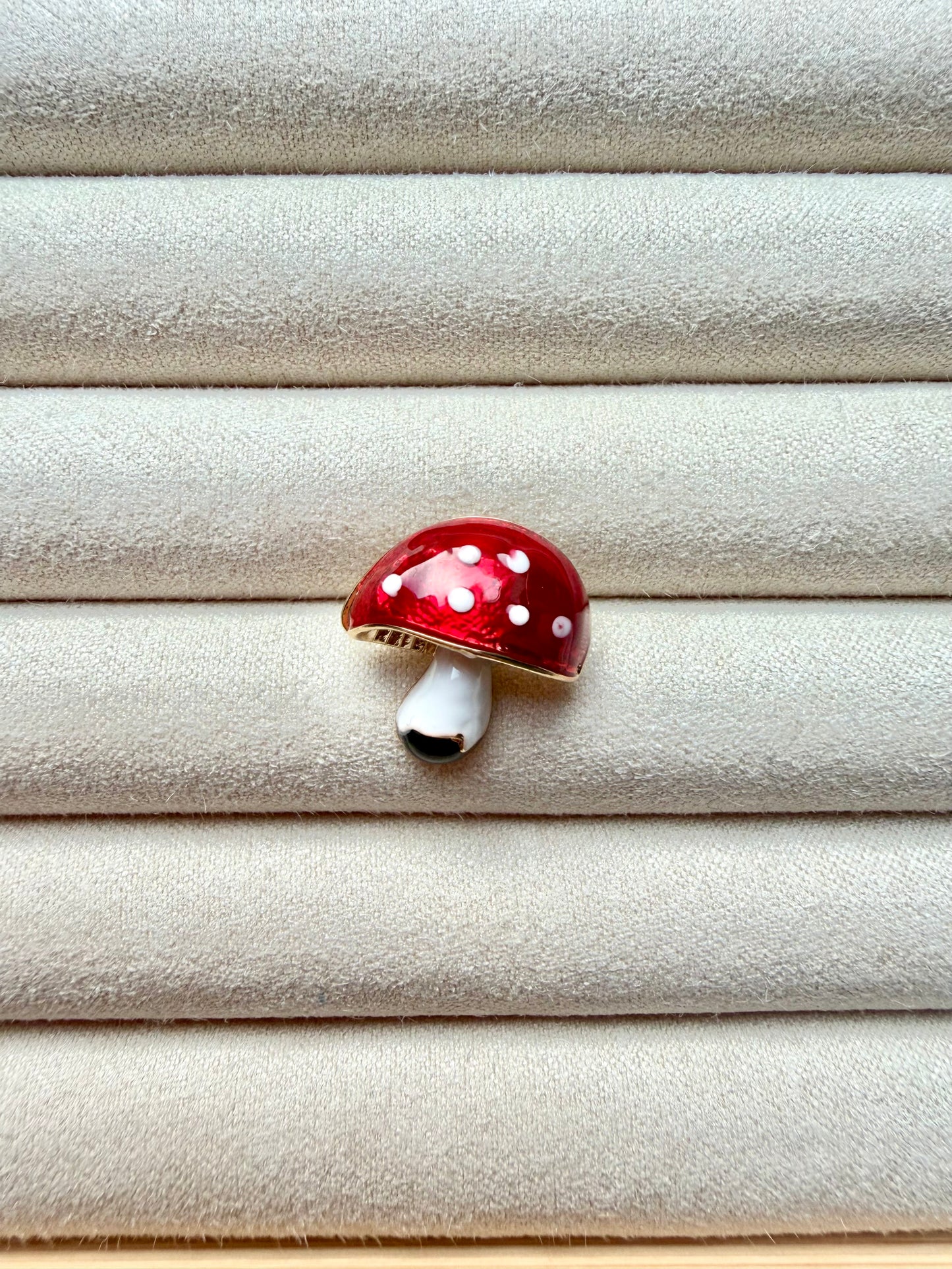 Broschen – Vergoldete Anstecker mit verspielten Motiven