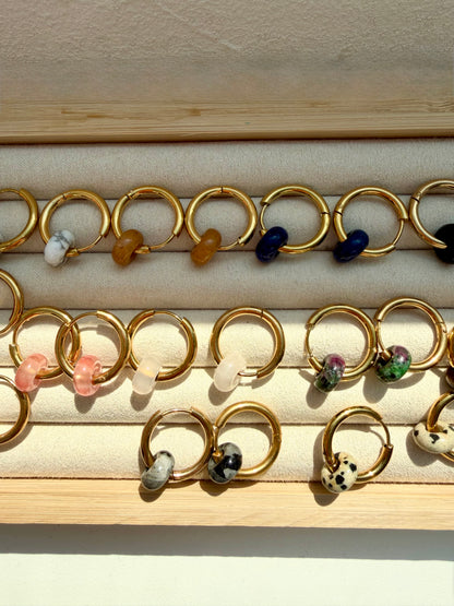 Mini Stone Circle – Ohrringe mit Donut Edelstein-Anhängern & Edelstahl 18k vergoldet