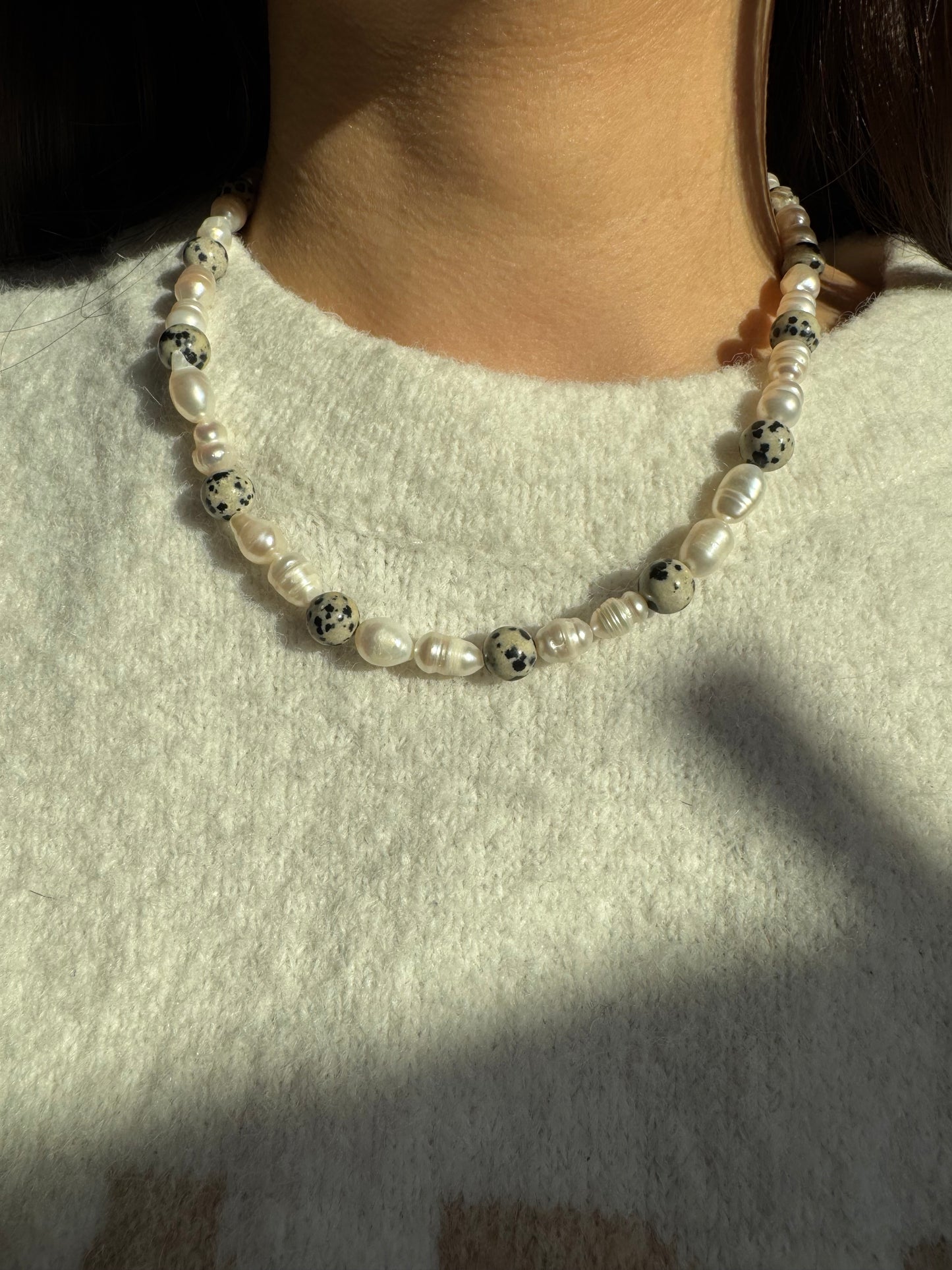 COOKIE PEARL – Halskette mit Süßwasserperlen & Dalmatinerstein – 18k vergoldete Details, handgefertigt