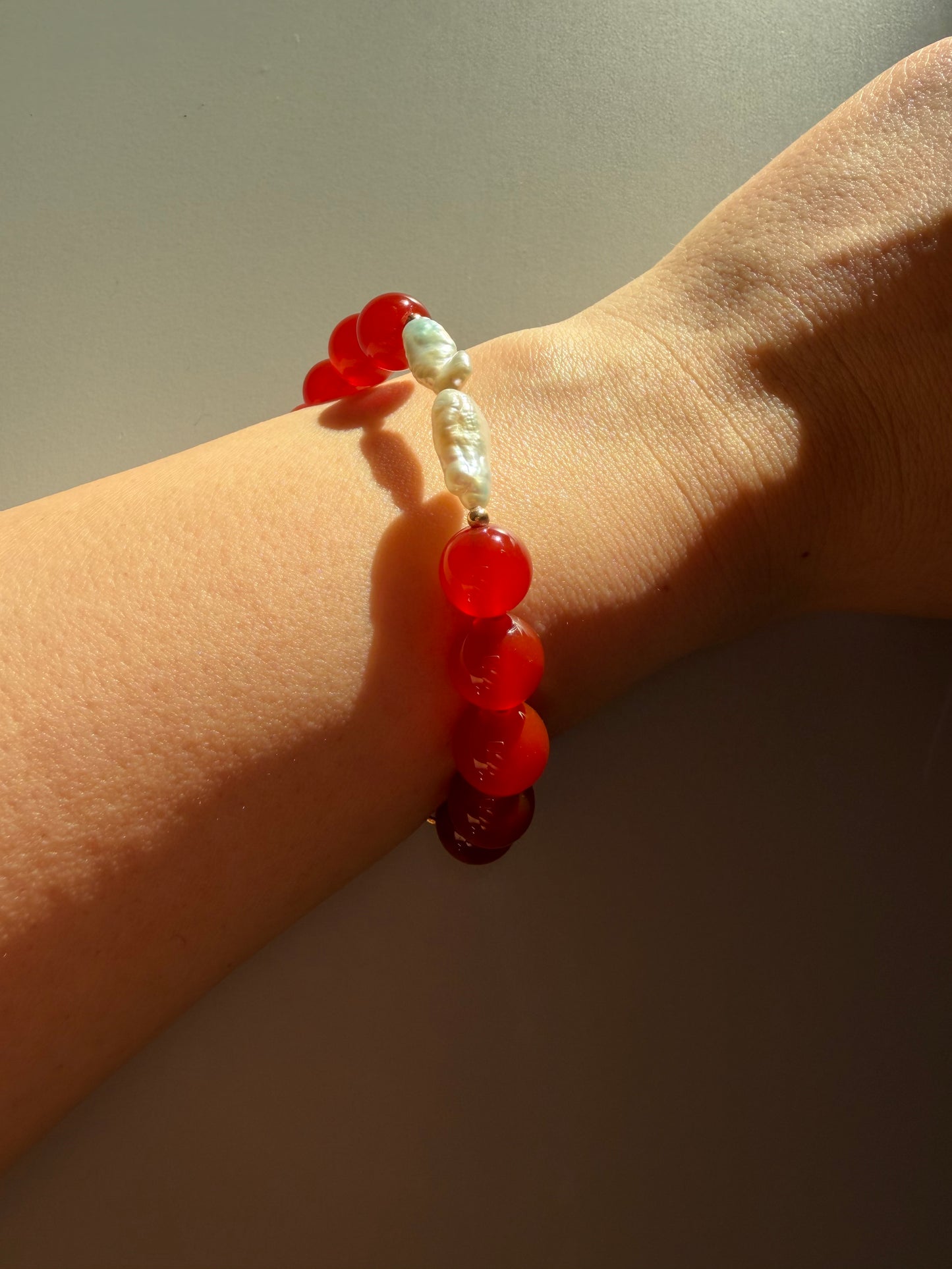 Red Lady – Bracelet made of red agate with freshwater pearls – handmade