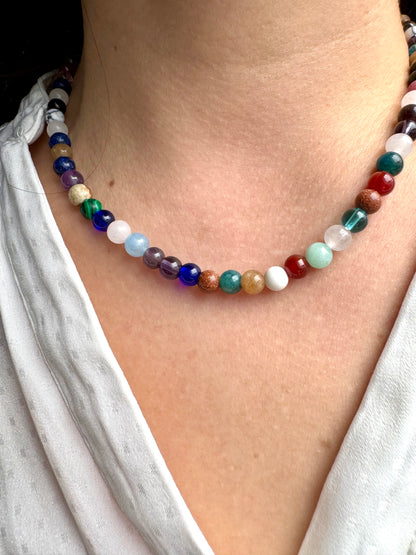 Bunte Edelstein-Halskette mit 6 mm Perlen & goldenen Details