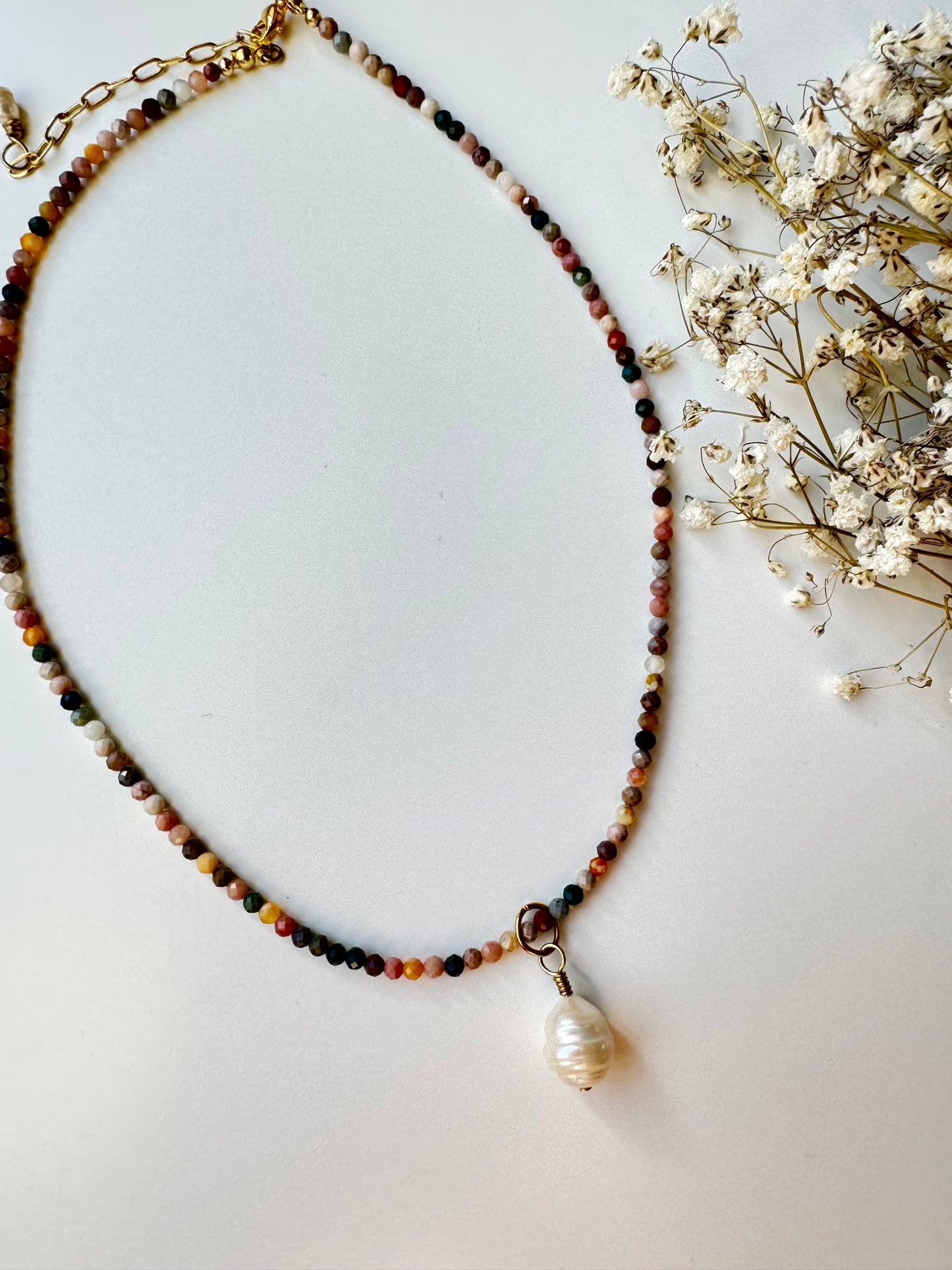 Halskette mit 3 mm Jaspis-Perlen & Barockperle