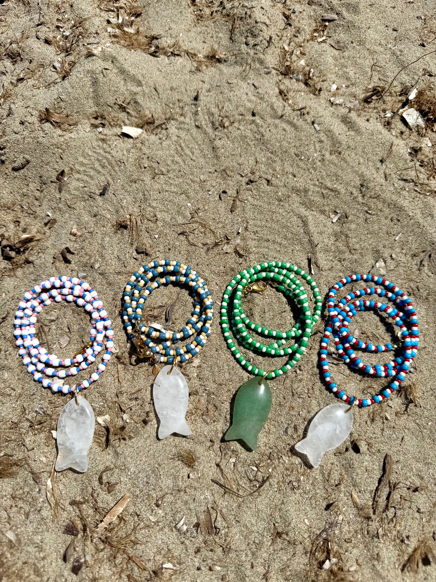 Maré – Perlen Halskette mit Fisch Anhänger – handgefertigt