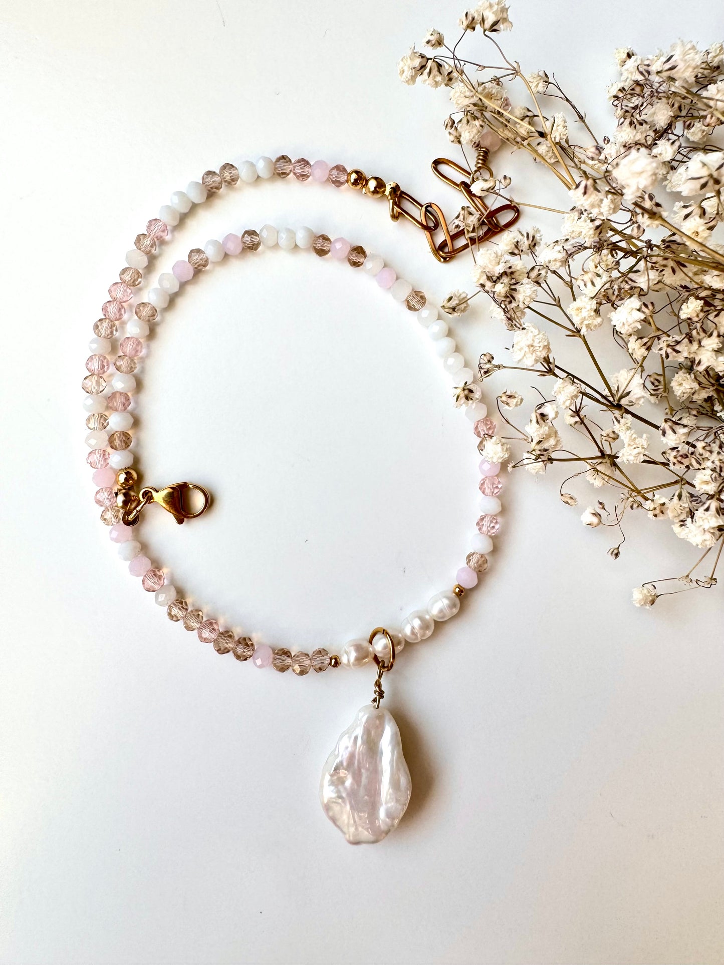 Halskette in Rosa- und Cremetönen mit Barockperle