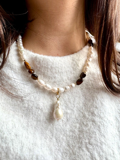 TOFFEE PEARL – Halskette mit Süßwasserperlen & Tigerauge-Steinen, 18k vergoldet, handgefertigt