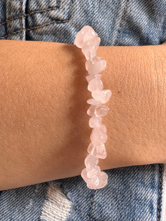 Rose Quartz Pearl Bracelet – zartes Armband mit Rosenquarz-Splittersteinen, Süßwasserperlen & Gold