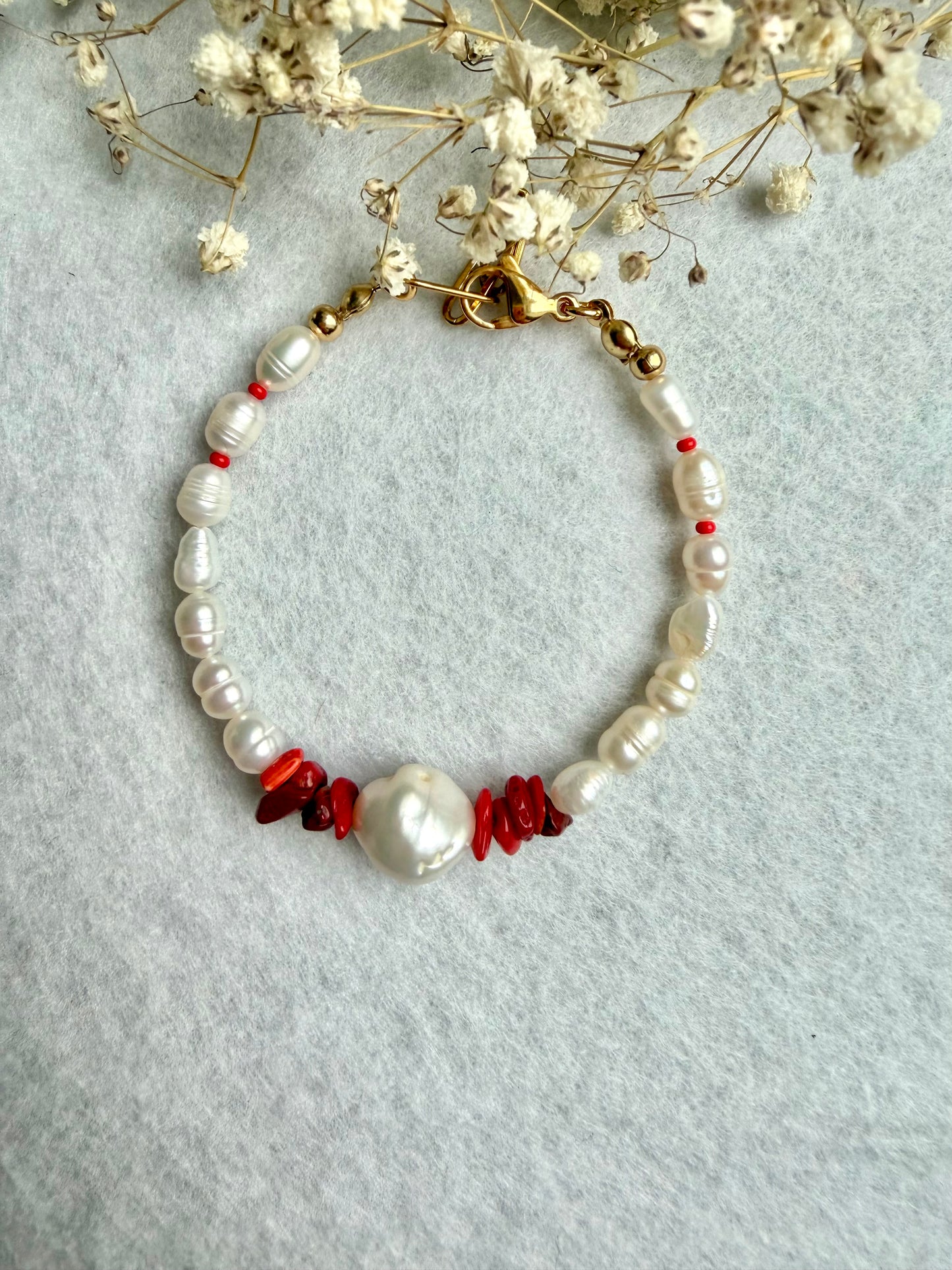 Coral Muse – Armband mit Süßwasserperlen, Barockperle & Korallen – handgefertigt