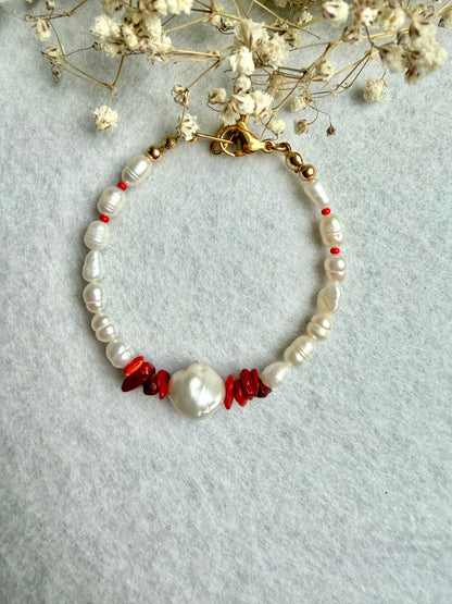 Coral Muse – Armband mit Süßwasserperlen, Barockperle & Korallen – handgefertigt