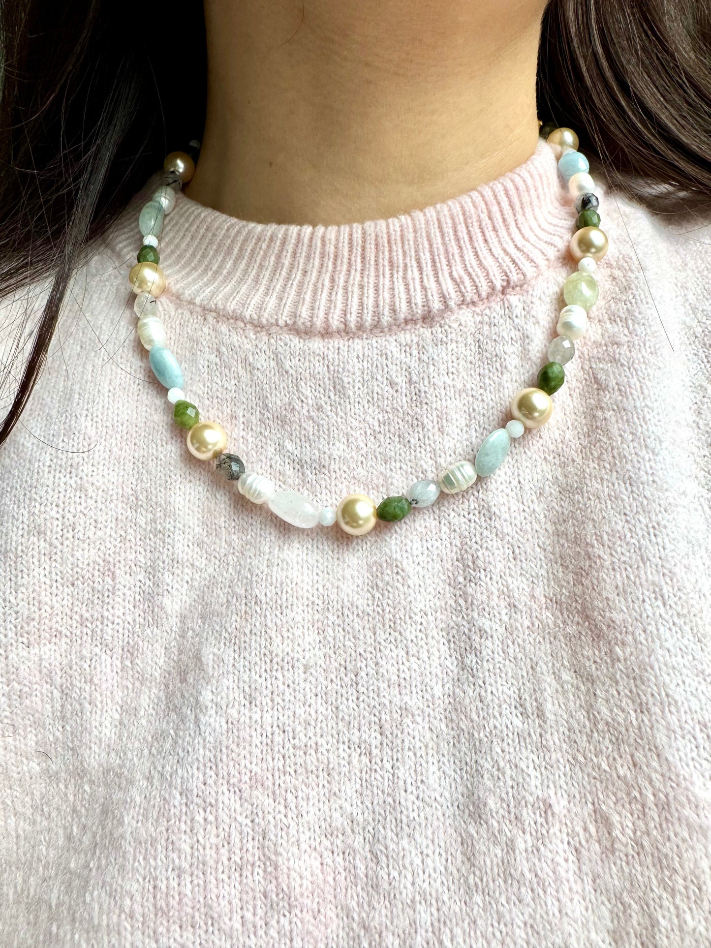 Gem & Pearl Harmony Necklace – Halskette mit Süßwasserperlen und Edelsteinen