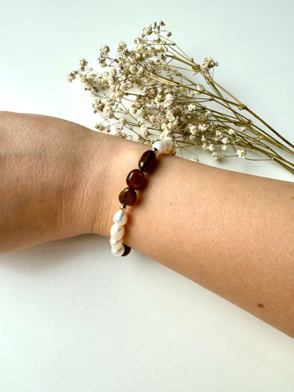 TOFFEE PEARL – Armband mit Süßwasserperlen & Tigerauge-Steinen, 18k vergoldet, handgefertigt