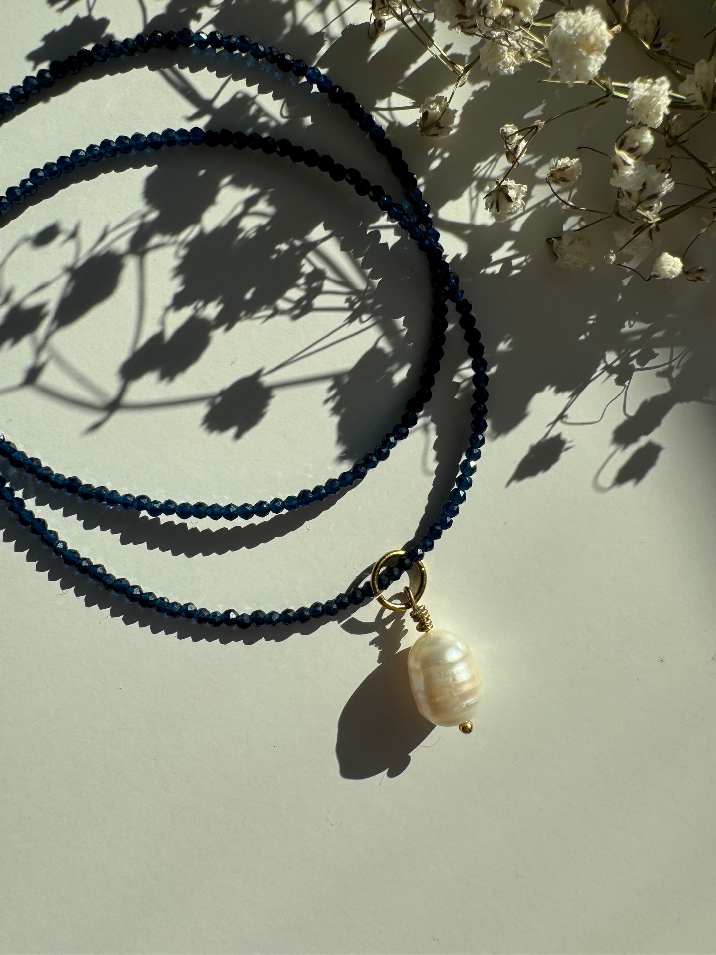 Kristall-Halskette Nachtblau • Barockperle • 18k vergoldet