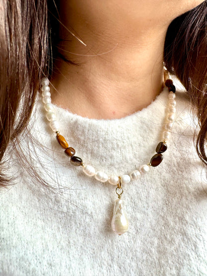 TOFFEE PEARL – Halskette mit Süßwasserperlen & Tigerauge-Steinen, 18k vergoldet, handgefertigt