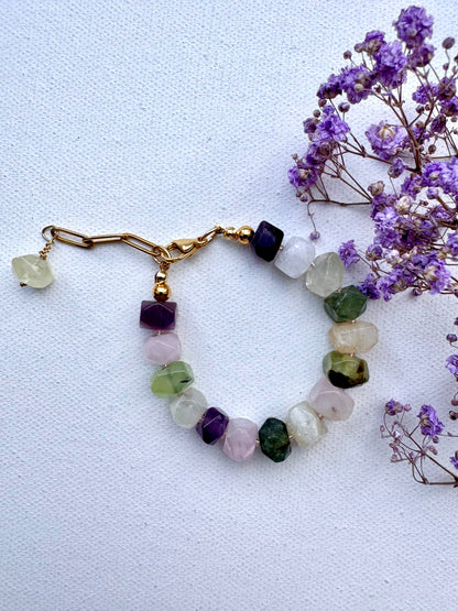 Edelstein-Armband mit facettierten Natursteinen