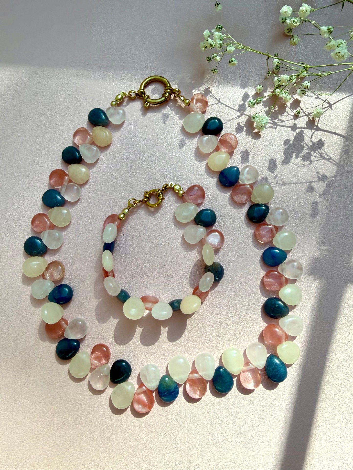 Berry Moon Armband mit Rosenquarz, Kirschquarz & blauem Aventurin – handgefertigt