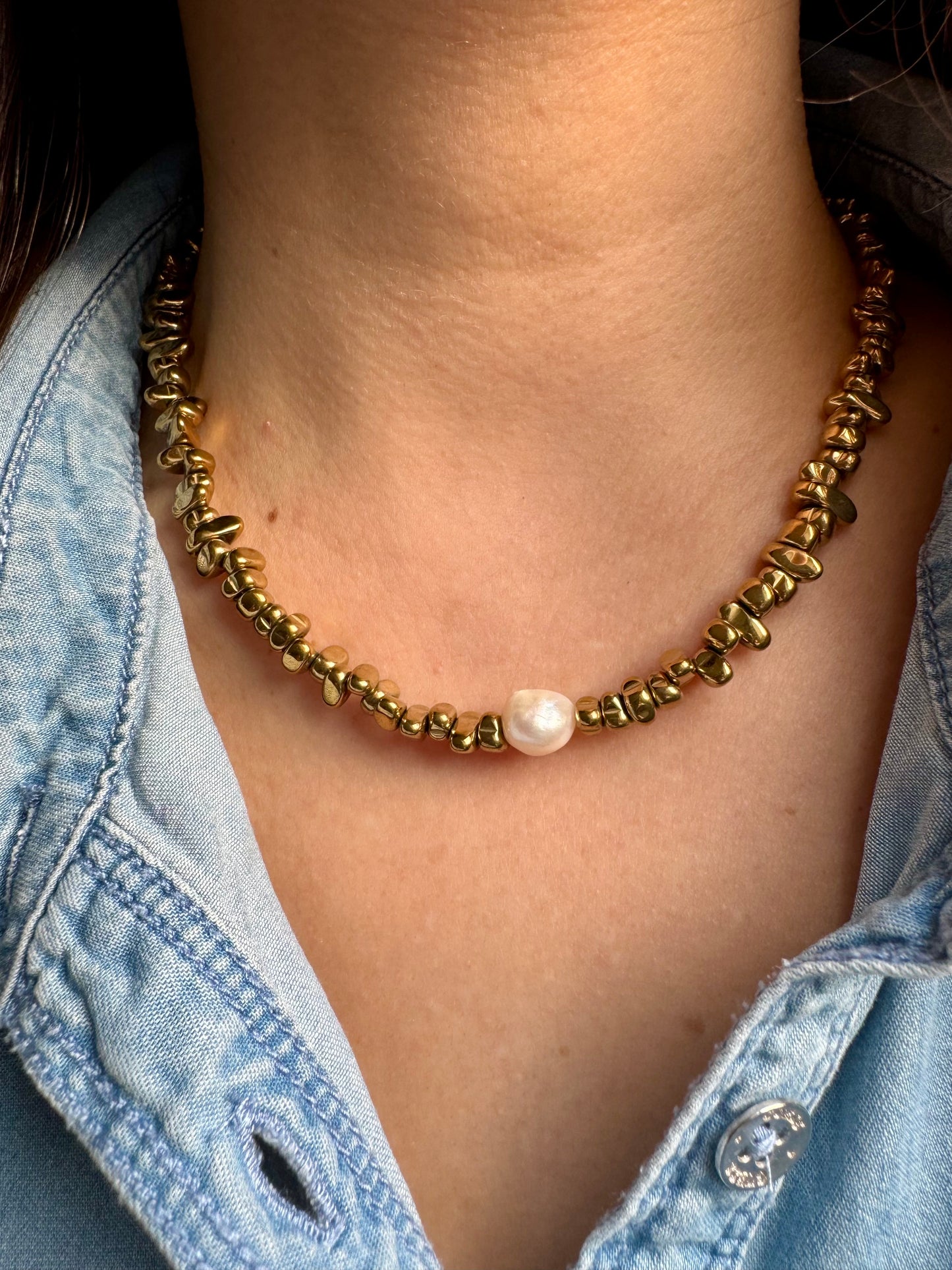 Hematite Glow – Halskette aus goldglänzendem Hämatit mit Süßwasserperle – handgefertigt