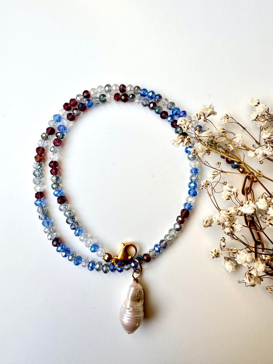 Edelstein-Halskette in Blau & Bordeaux • Facettierte Perlen & Barockperle • 18k vergoldet