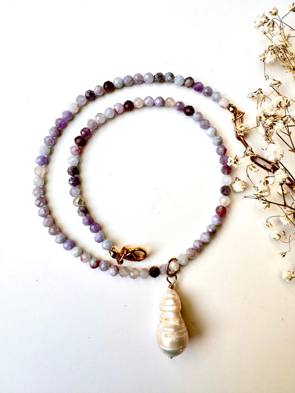 Edelsteinkette in Fliedertönen mit Barockperle