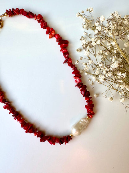 Halskette mit roter Koralle & Barockperle
