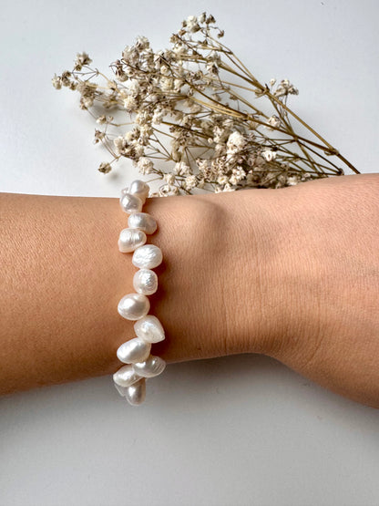 Pure Pearl – Armband aus natürlichen Süßwasserperlen & goldenen Details – handgefertigt
