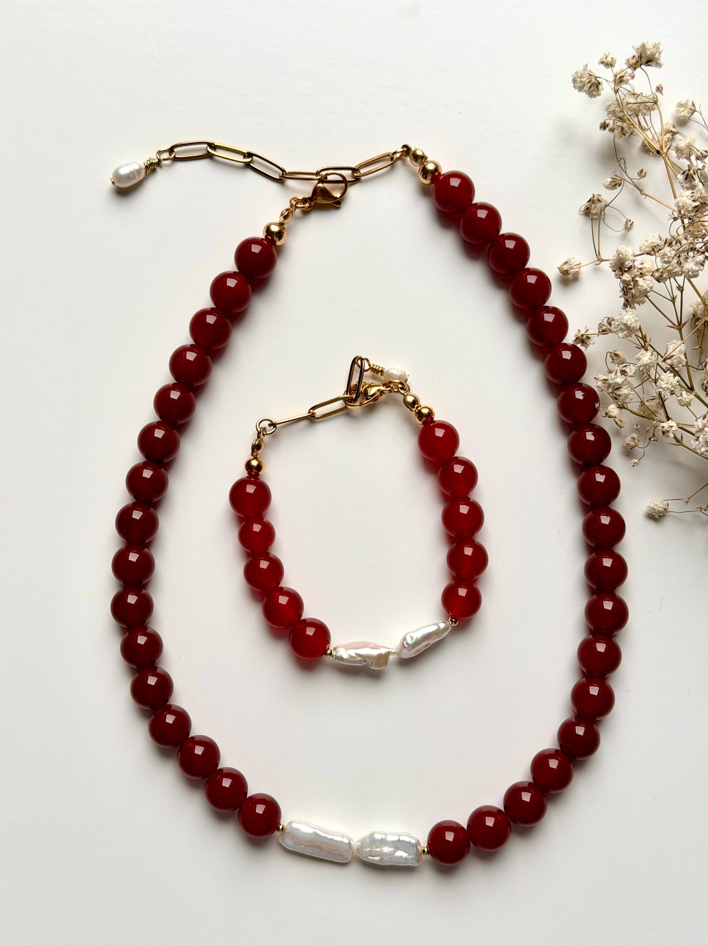 Red Lady – Armband aus rotem Achat mit Süßwasserperlen – handgefertigt