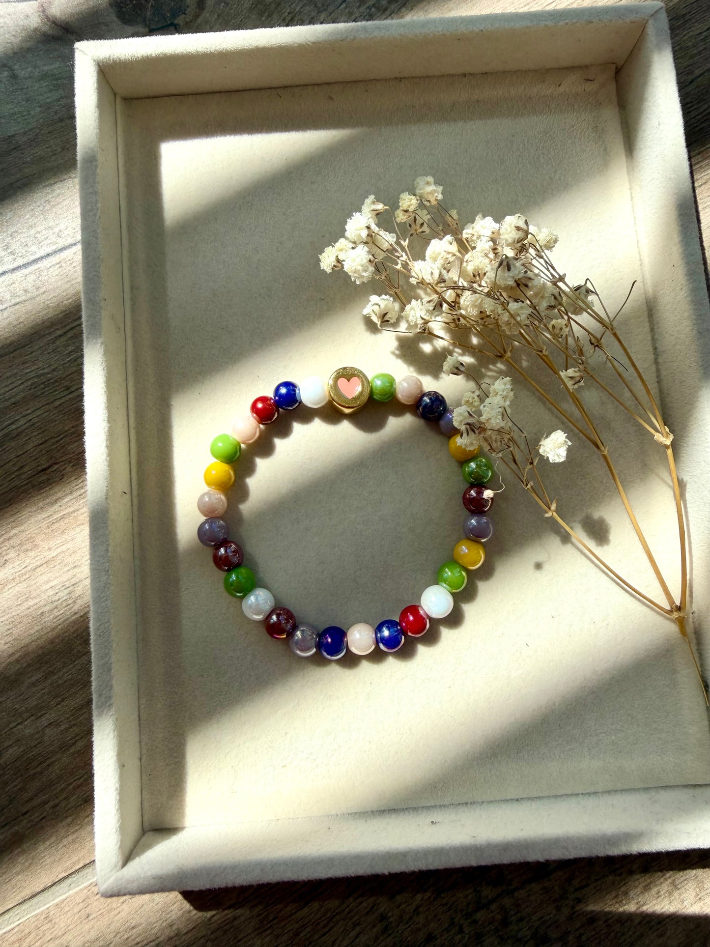 Glass Heart – Armband mit bunten Glasperlen & Herz Motiv – handgefertigt