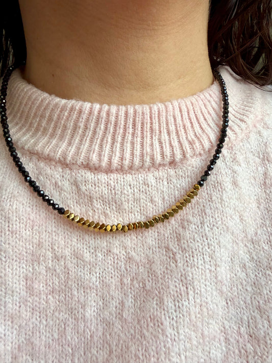 Midnight Edge – Halskette mit schwarzen Kristallperlen & goldenen Akzenten – handgefertigt